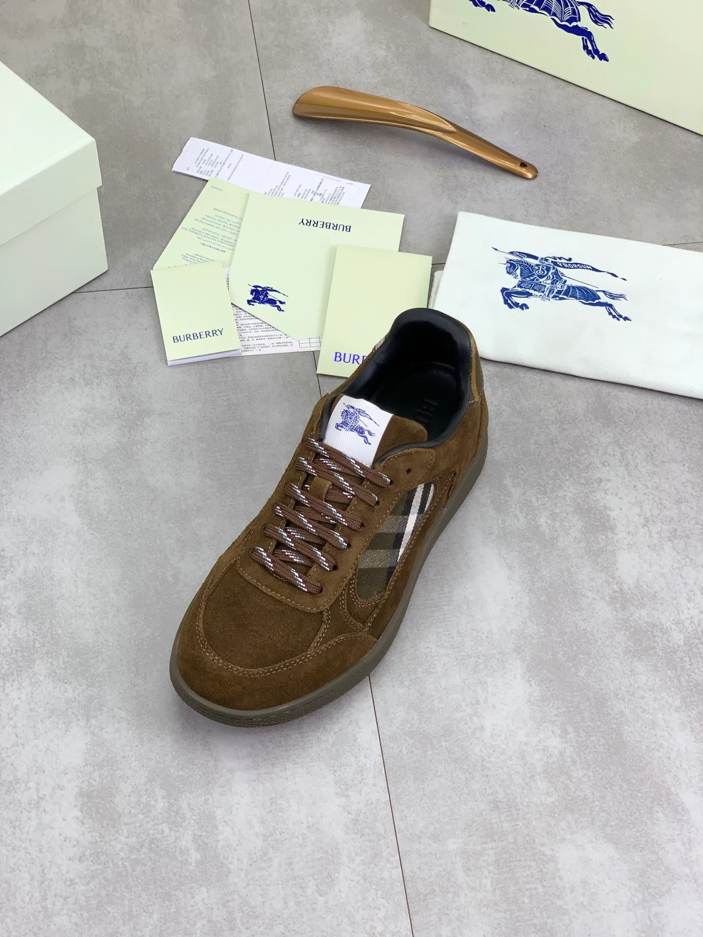 Factory price P640 [BURBERRY] Burberry - High-end quality original order - Upper: imported 🔝 original material - Inner lining: cowhide lining, feet; water-dyed cowhide - Outsole: ultra-light TPR rubber; two-color molded outsole - Super high quality control · Fine workmanship: highlighted (high-end, extravagance, grade) -Size: 39-45 (Male 38 46 can be customized) · Color: Multi-color optional